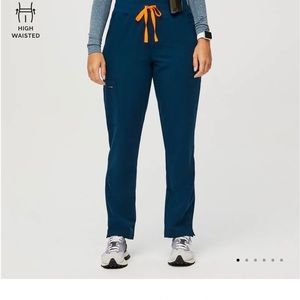 NWT: L petite Yola pants set .Color Deep Reef.